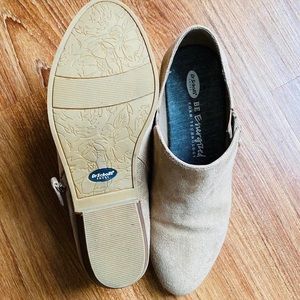 Dr. Scholls Women's Ankle Boots
Suede Tan Side Zip Size 9
Memory Foam
